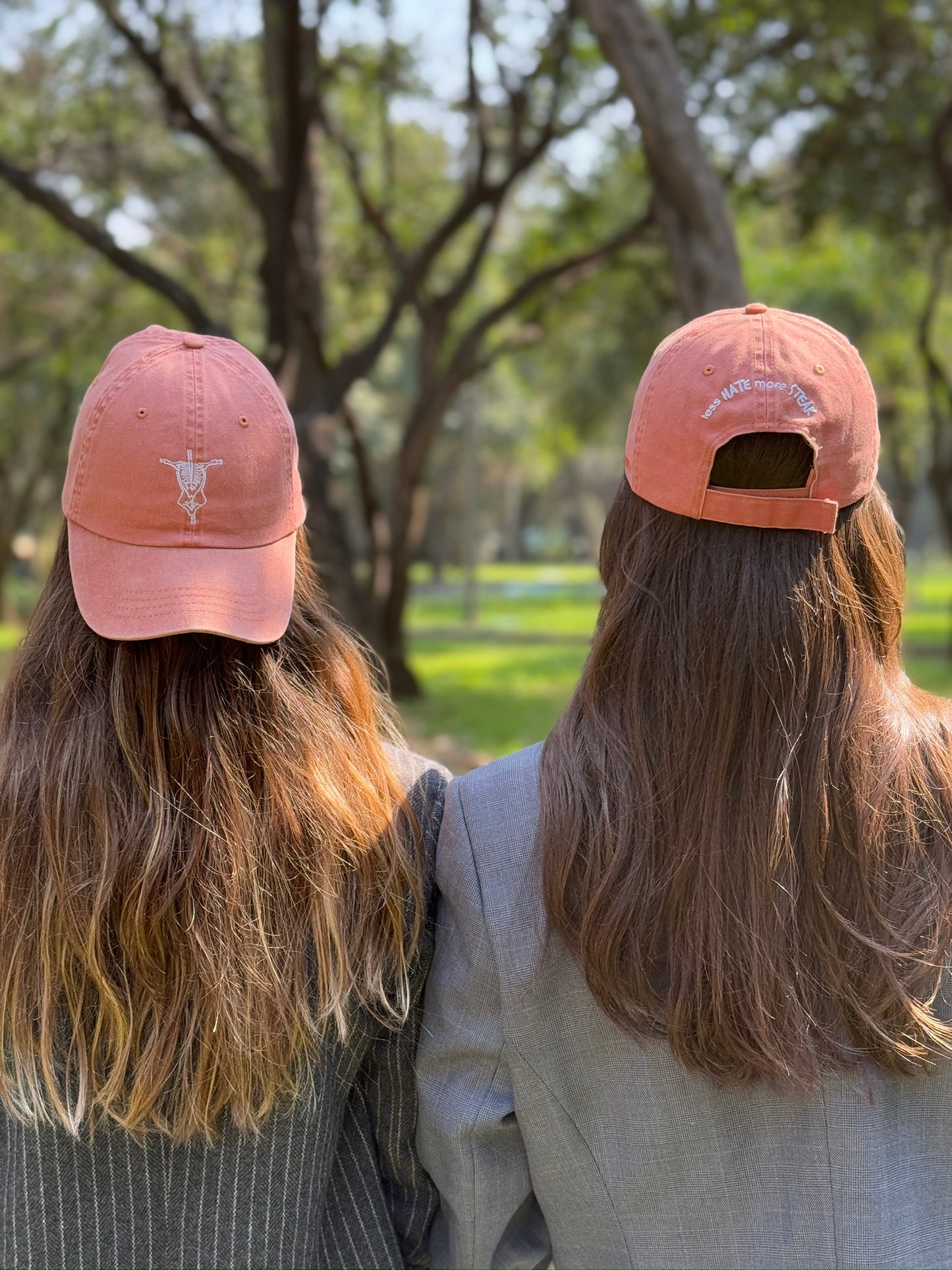 Gorra Coral "More Steak, Less Hate"