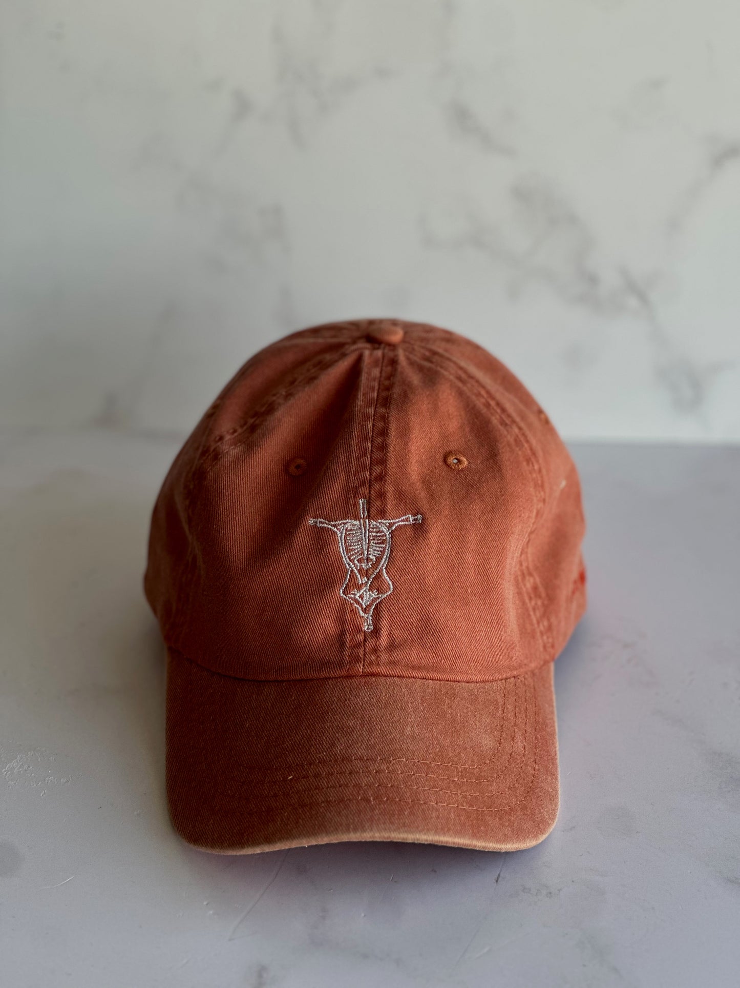 Gorra Coral "More Steak, Less Hate"