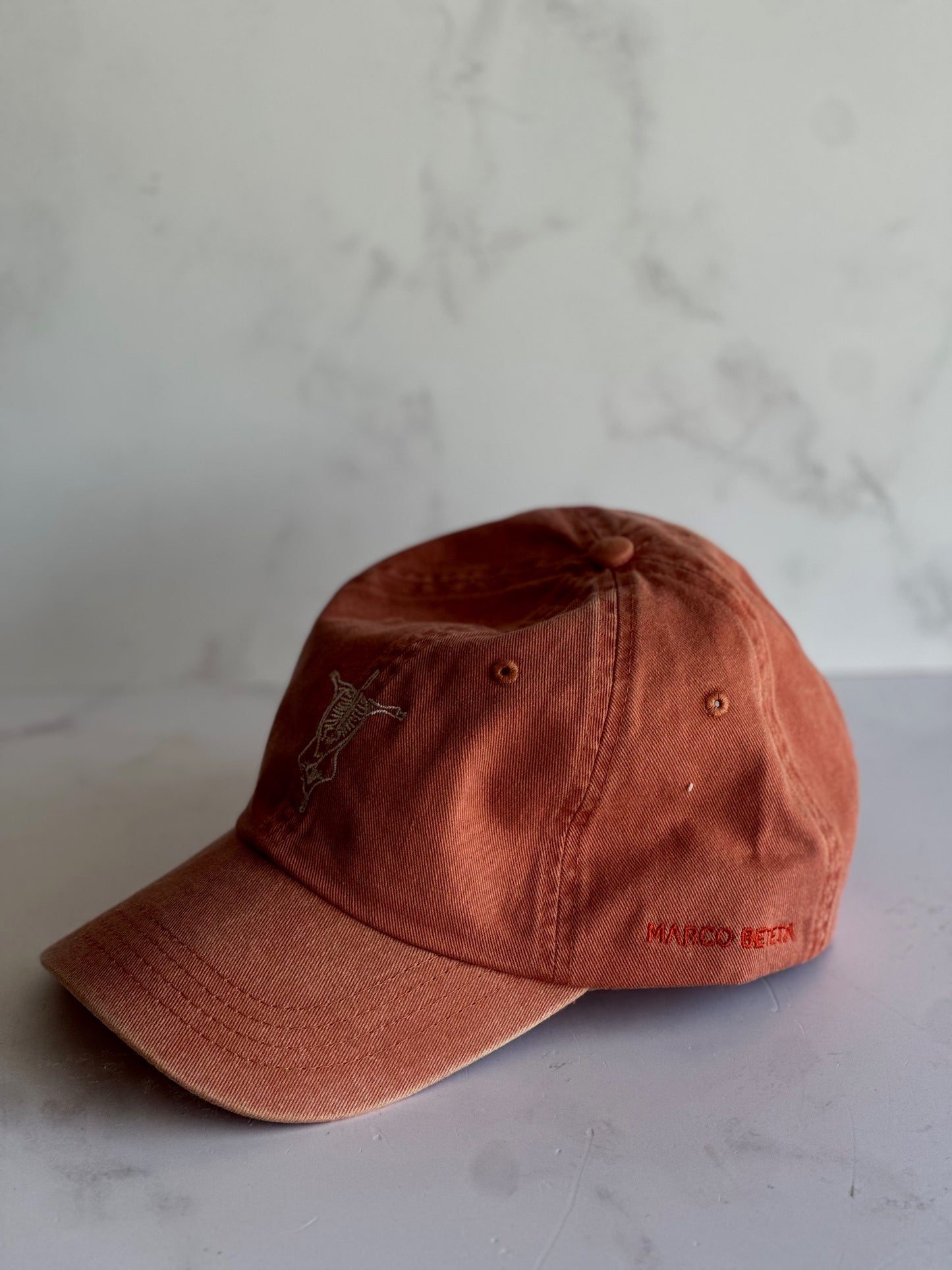 Gorra Coral "More Steak, Less Hate"