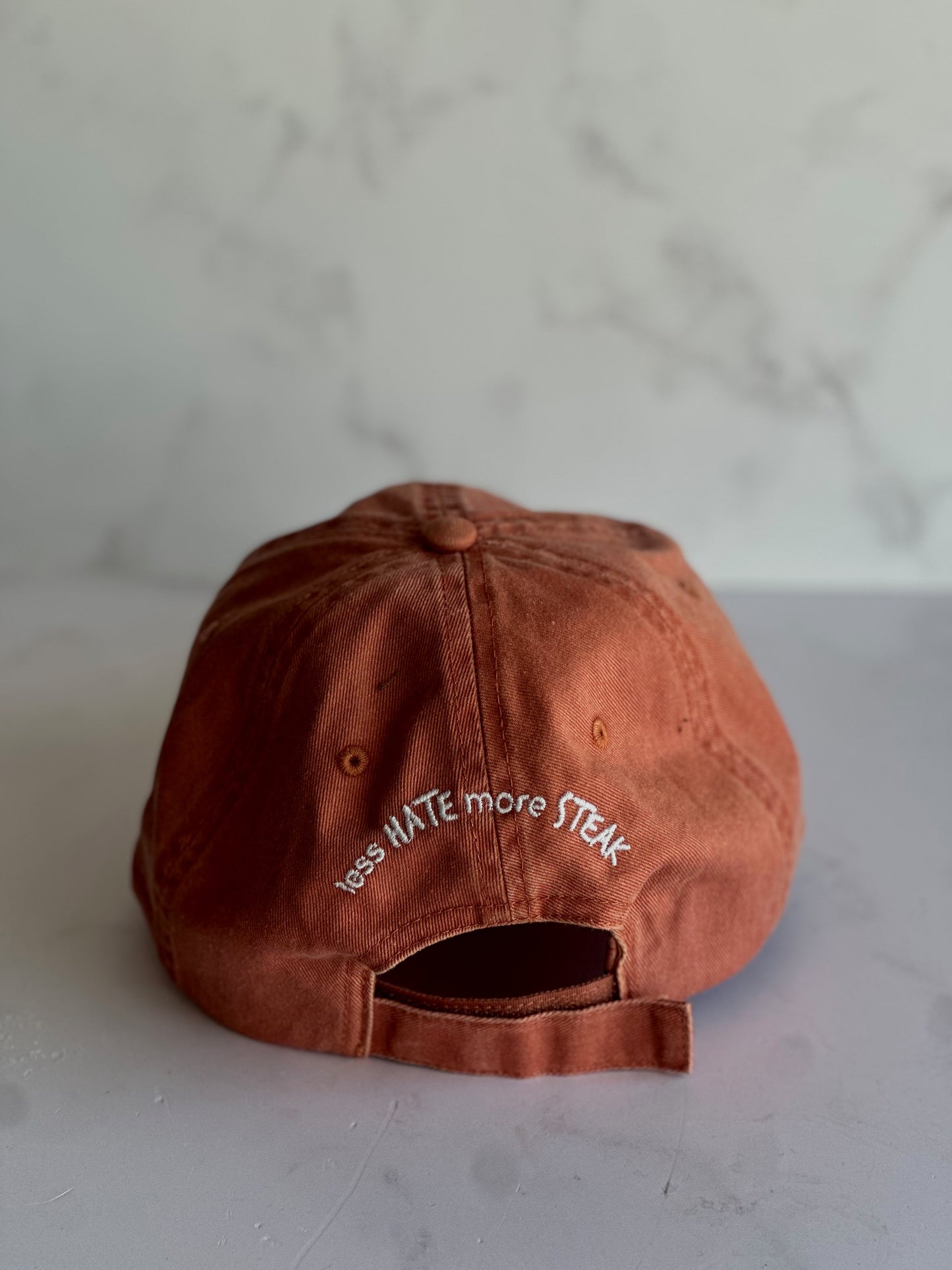 Gorra Coral "More Steak, Less Hate"